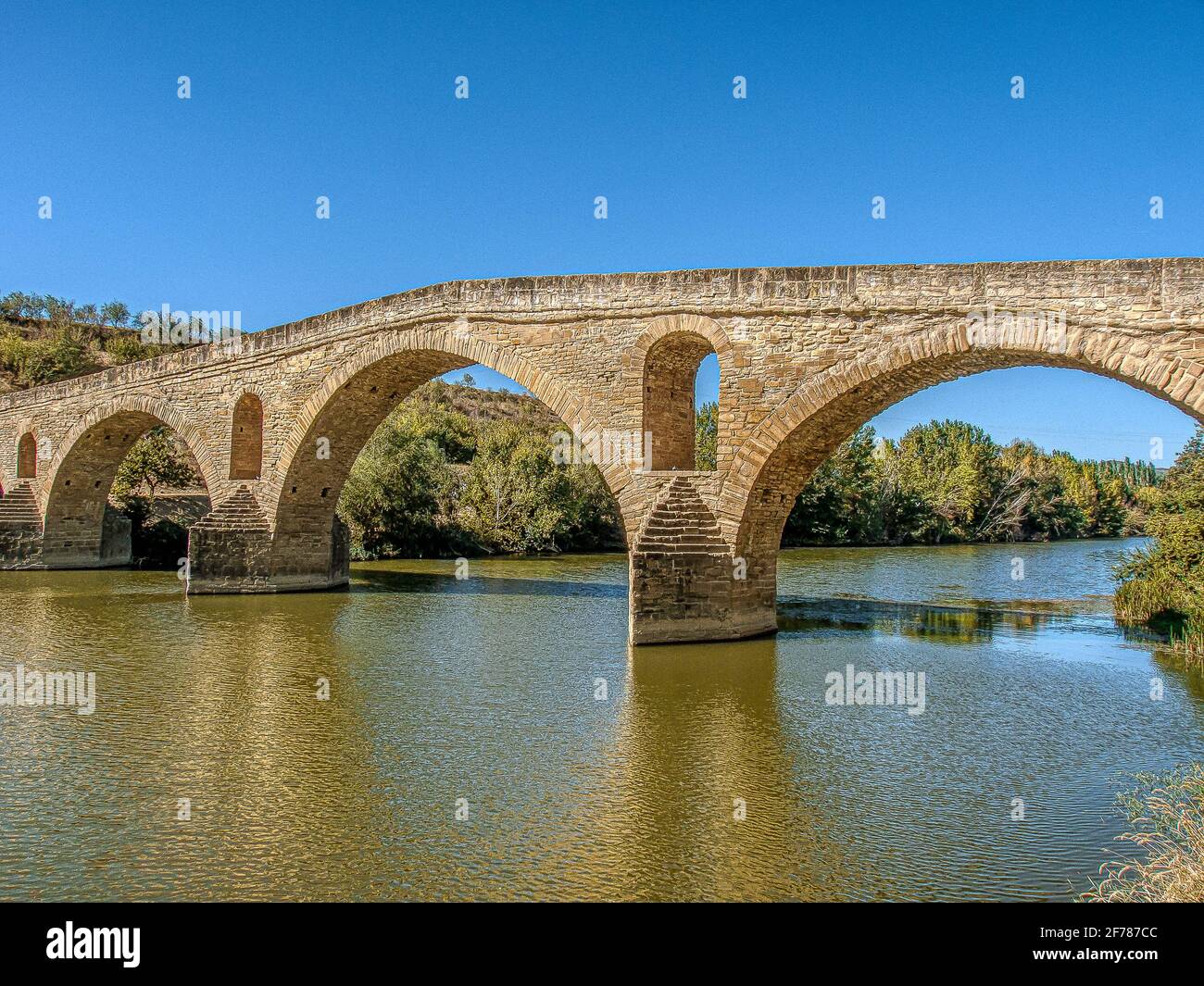 Puente la Reina, eine mittelalterliche Brücke über den rio Arga auf dem Pilgerweg nach Santiago de Compostela, Navarra, Spanien, 16. Oktober 2009 Stockfoto