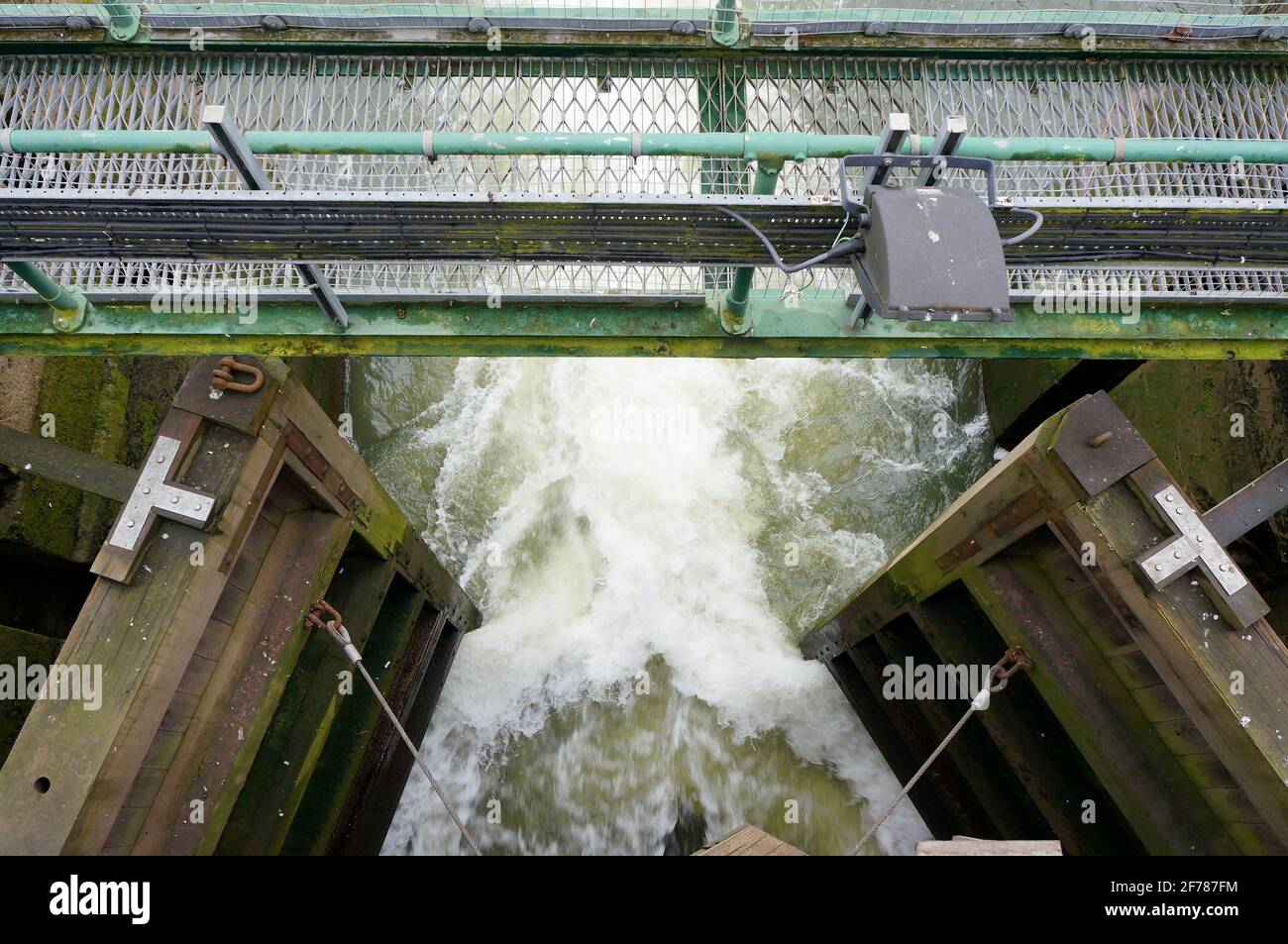 Das Wasser fließt schnell aus den Schleusentoren des Flusses Witham Stockfoto