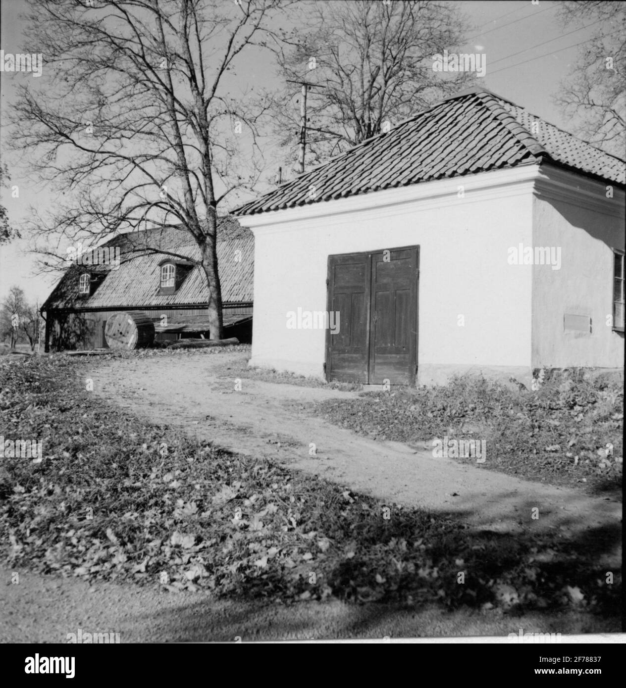 Gripsholms Chemiefabrik. Restgebäude im Jahr 1951. Im Vordergrund Chemielabor aus der Fabrikzeit. Im Hintergrund Board-gekleidet Holzgebäude "die Pferdemühle", in dem während der Fabrikzeit, die gefräst Millionen von Farben und Senf. Stockfoto