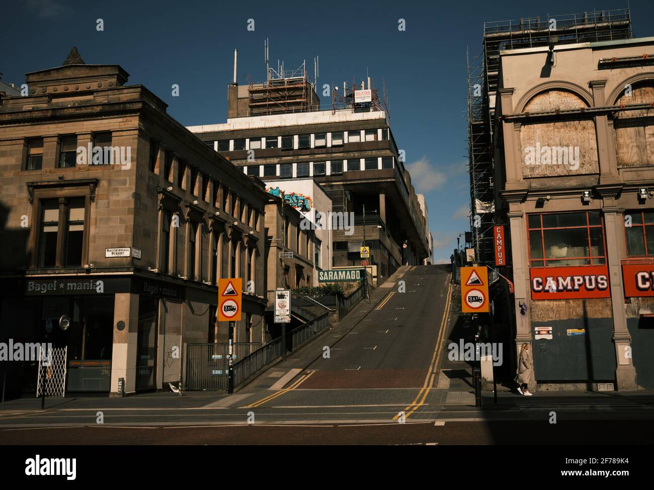 Sonniger Tag in der leeren Sauchiehall Street, Glasgow. April 2021 Stockfoto