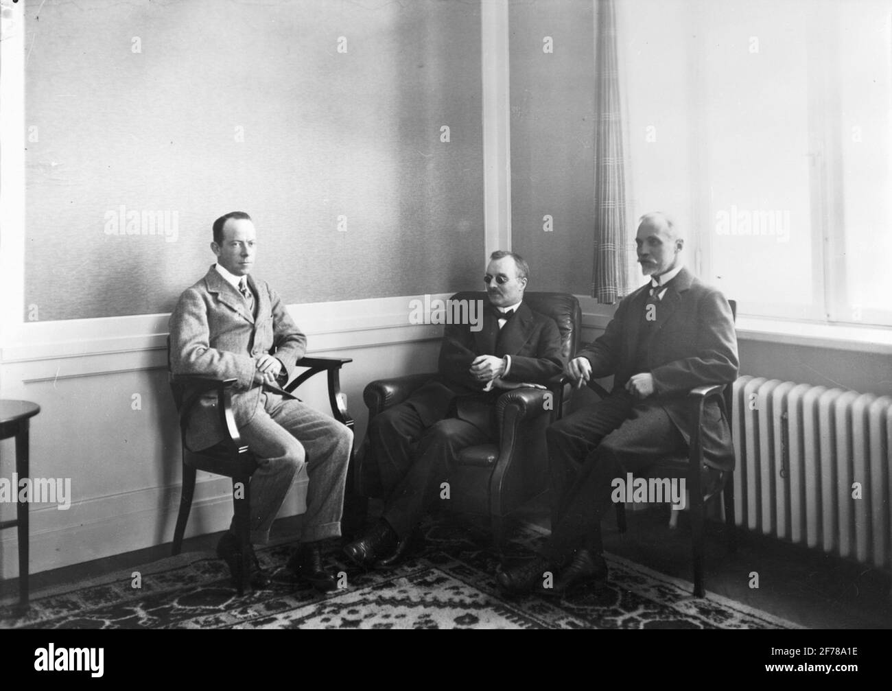 AGA-Vorstand 1918. Rolf von Heidenstam (später CEO von AGA 1937-50), Gustaf Dalén und Nils Westberg. Dieses Trio führte Agas Vertrieb in neuen Märkten seit 20 Jahren. Stockfoto