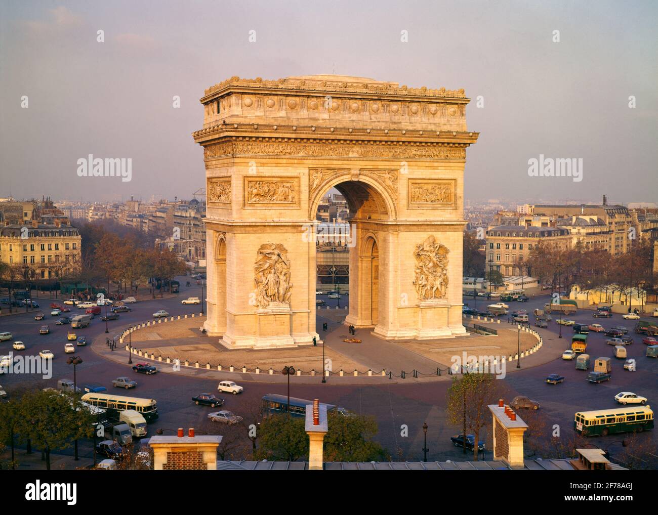 1960ER ARC DE TRIOMPHE DE L'ÉTOILE ERHÖHTE ANSICHT DES GRABES VON UNBEKANNTEN SOLDATEN WWI TRIUMPHBOGEN VERKEHR KREIS PARIS FRANKREICH - KR23422 PLE001 HARS WELTKRIEG EIN WW1 WWI ALT FASHIONED PLACE CHARLES DE GAULLE TRIOMPHE TRIUMPHZUG UNBEKANNT Stockfoto