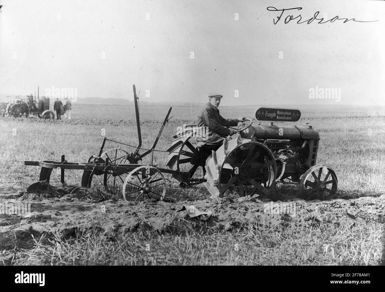 Engineplog-Wettbewerb auf der Hillerod 1920. 'Fordson' wird von Bülov & Co, Kopenhagen, verkauft.22 HKR Motor. 2 cutty. Wiegt 1200 kg. Pris in Dänemark 7500 SEK. Geschwindigkeit ​​forward 180.73 und 23 Meter / Minute. Zurück 67 Meter HV = 1000 / Minute. Nach Aussage einer glaubwürdigen Person sehr viel Kraftstoff- und Schmieröl zu konsumieren. Prominente Bauern waren der Meinung, dass die Erde wegen der hohen Geschwindigkeit zu stark gepackt sei. War wegen der hohen Geschwindigkeit zu stark gepackt. Stockfoto