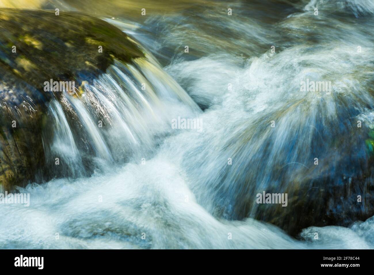 Wasser fließt über Felsen in einer langen Exposition bei Peshastin Creek in der Nähe von Leavenworth im Bundesstaat Washington Stockfoto