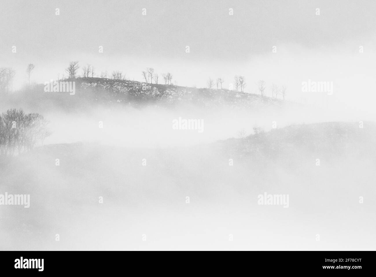 Berglandschaft, Nebel zwischen Bergspitzen, Kampanien, Italien Stockfoto
