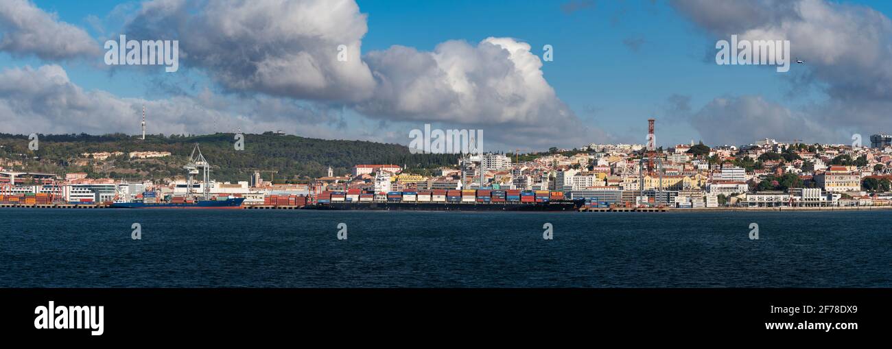 Lissabon, Portugal - 14. Oktober 2020: Panoramablick auf den Hafen von Lissabon, mit Containerschiffen, die am Dock entladen werden, in der Stadt Lissabon, Portugal Stockfoto