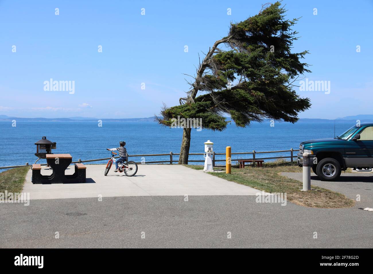Youngster Radfahren im Cliffside FamCamp, NAS Whidbey Island, Oak Harbor, WA Stockfoto