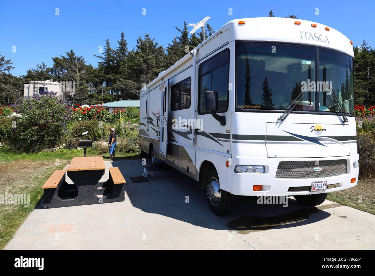 Ein Wohnmobil auf einem Campingplatz am Cliffside FamCamp, NAS Whidbey Island, Oak Harbor, WA Stockfoto