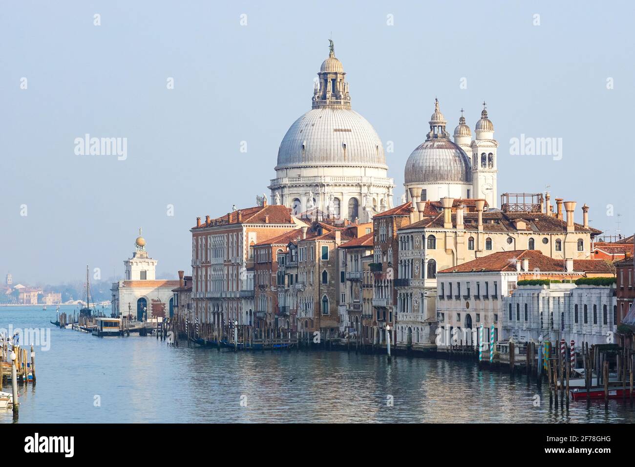 Der Canal Grande und die Basilika Santa Maria della Salute in Venedig, Italien Stockfoto