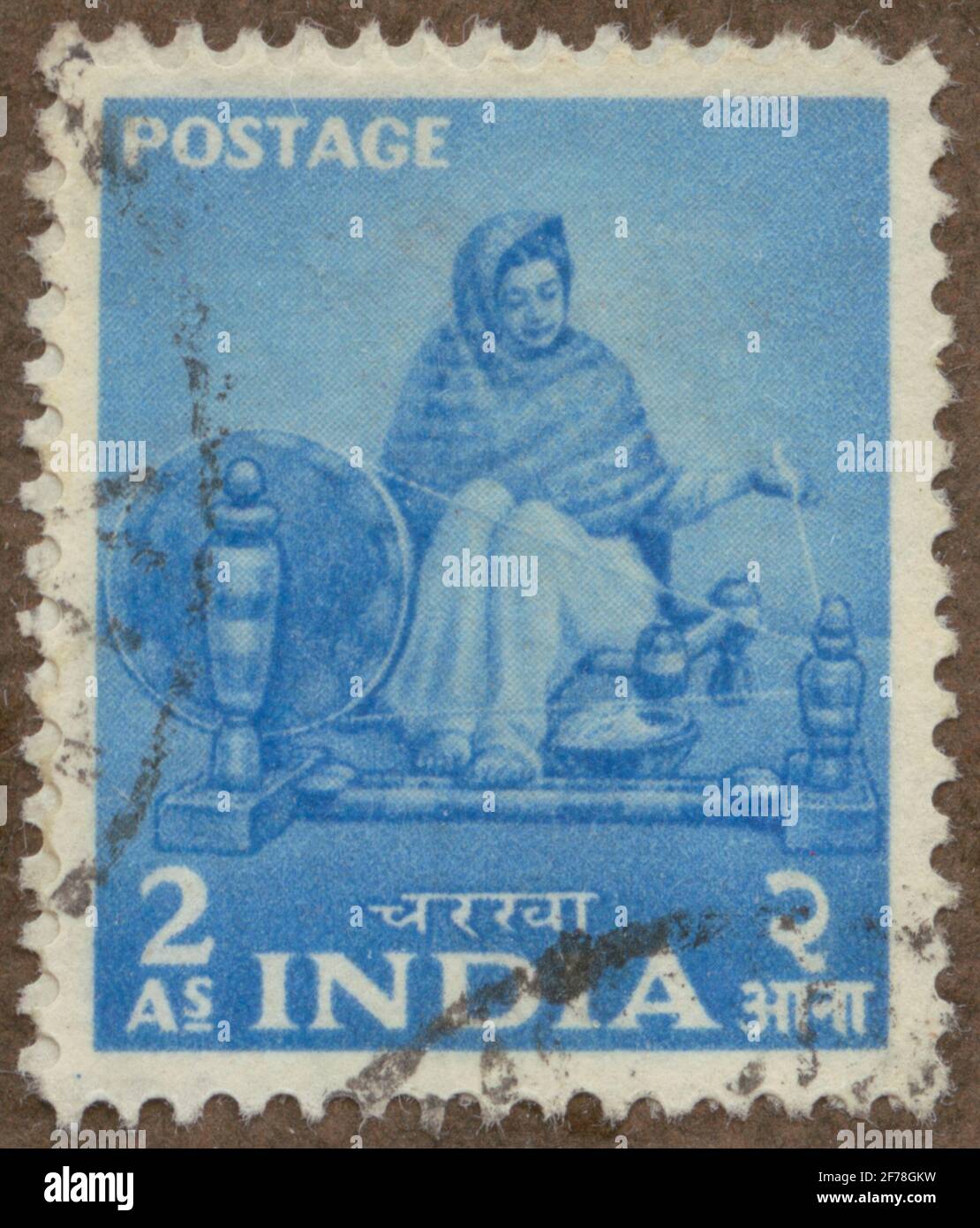 Stempel von Gösta Bodmans Philatelistenauftrag, begann 1950, die Briefmarke aus Indien, 1955. Motiv der Frau „Naga“, die sich von Hand mit Libelle dreht. Stockfoto