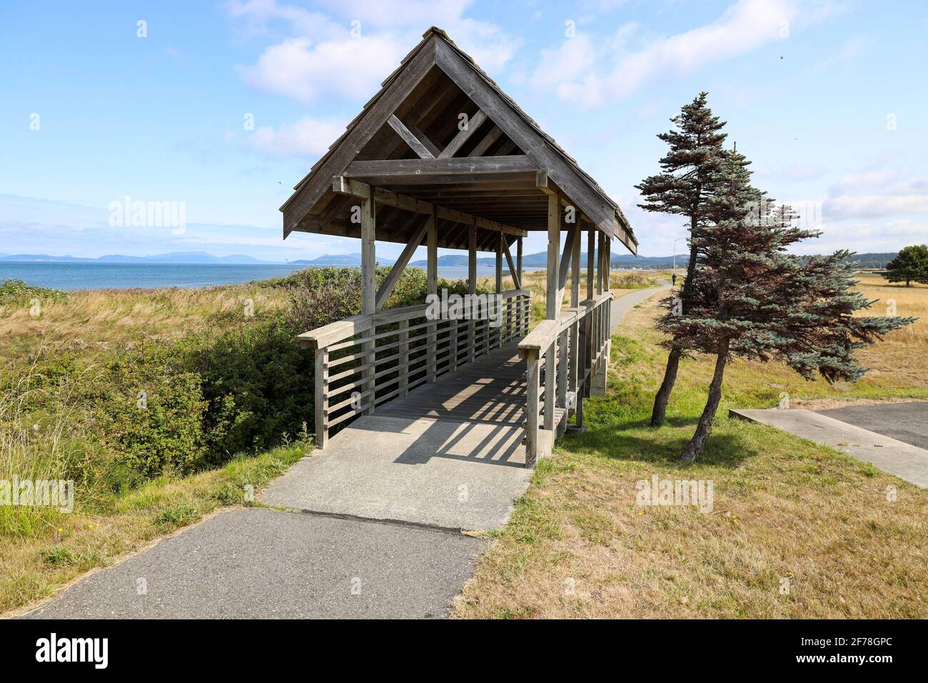 Überdachte Fußgängerbrücke auf einem Wanderweg am Meer auf NAS Whidbey Island, Oak Harbor, WA Stockfoto