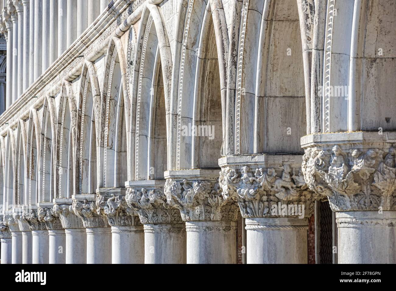 Ziersäulen, Kolonnade an der Fassade des Dogenpalastes in Venedig, Italien Stockfoto