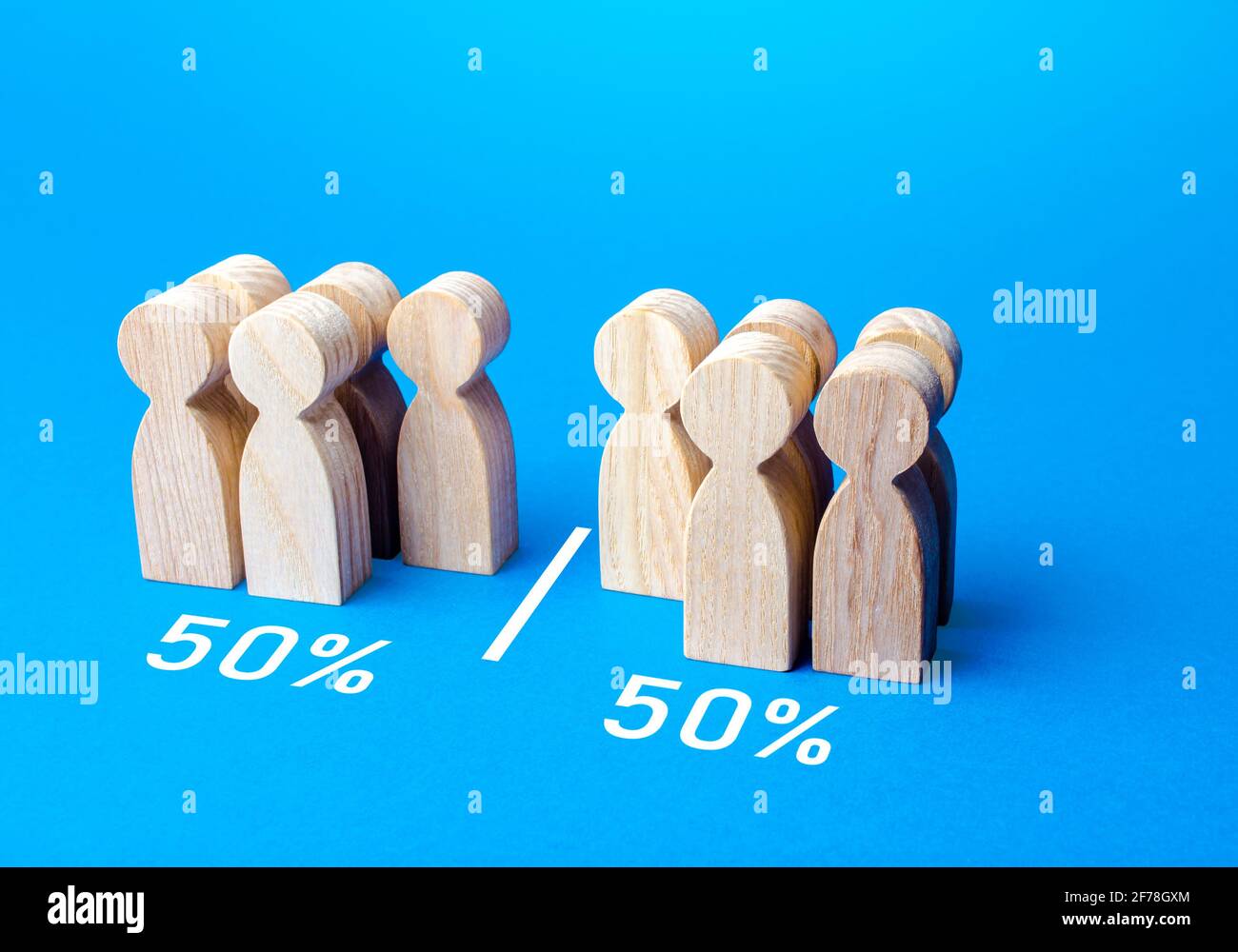 Die Personengruppe wird gleichmäßig durch Linie geteilt. Visualisierung statistischer Daten. 50 % von 100 %. Die Einteilung von Personen in zwei Gruppen zu verschiedenen Themen. P Stockfoto