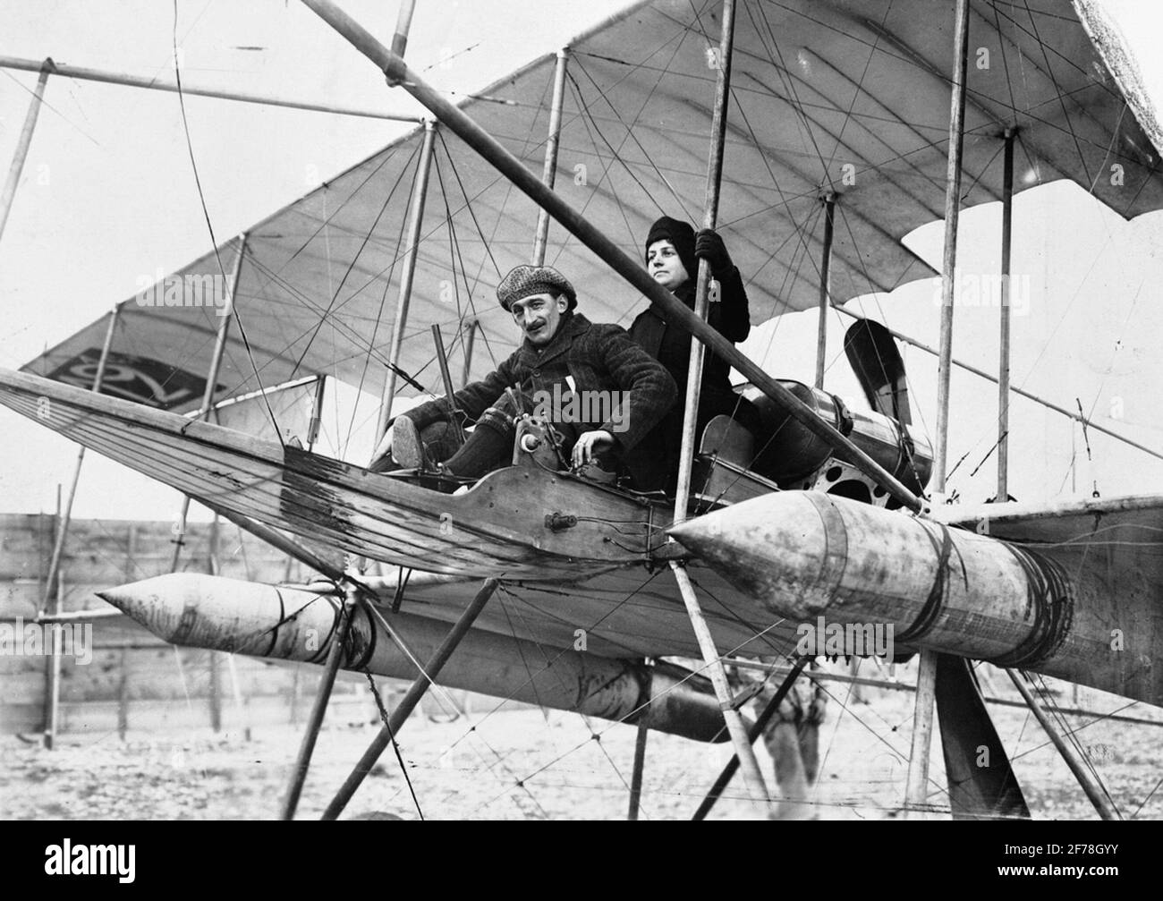 Wahrscheinlich Schwedens erste weibliche Flugpassagin, Gräfin Ellen Hamilton.Den French Flyer George Legagneux steigt in Nizza mit Ellen Hamilton als Fluggast auf. Veröffentlicht in Hvar 8 day. XII, Nr. 28. Stockfoto