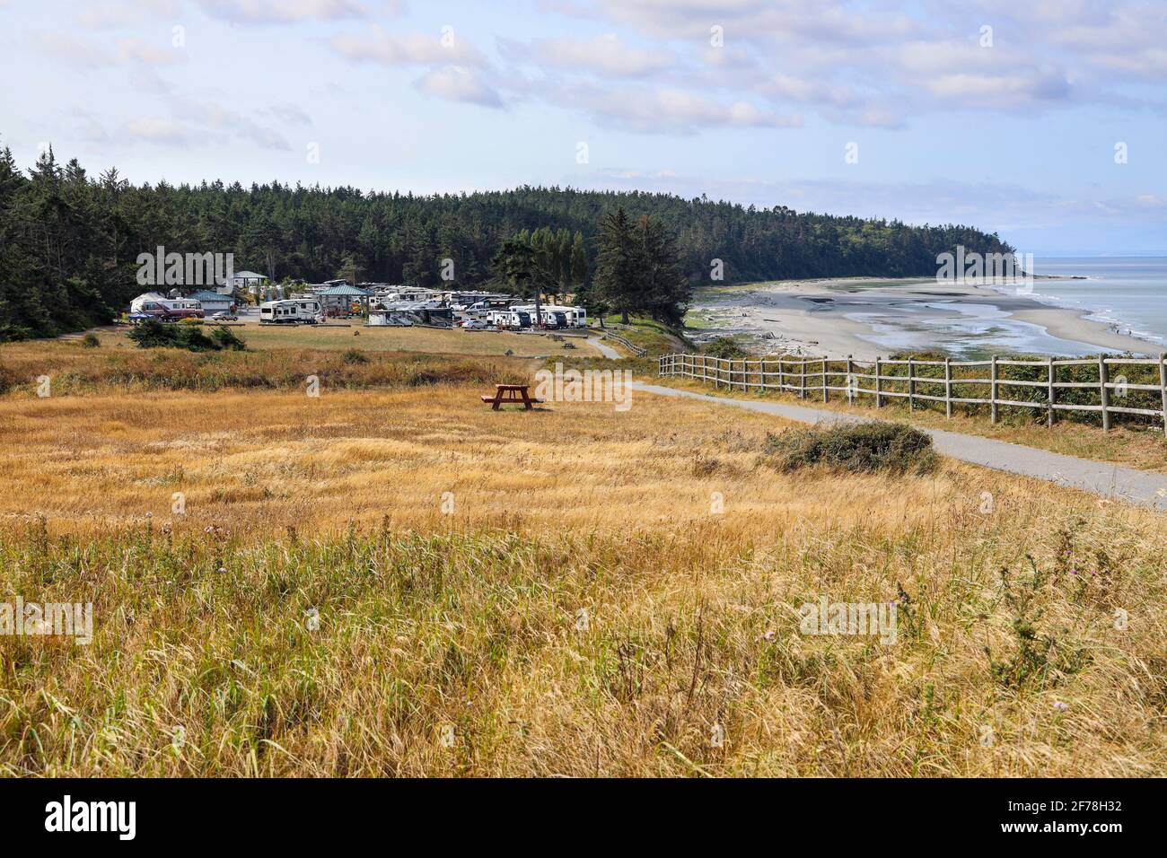 Wanderweg am Meer auf NAS Whidbey Island, Oak Harbor, WA Stockfoto