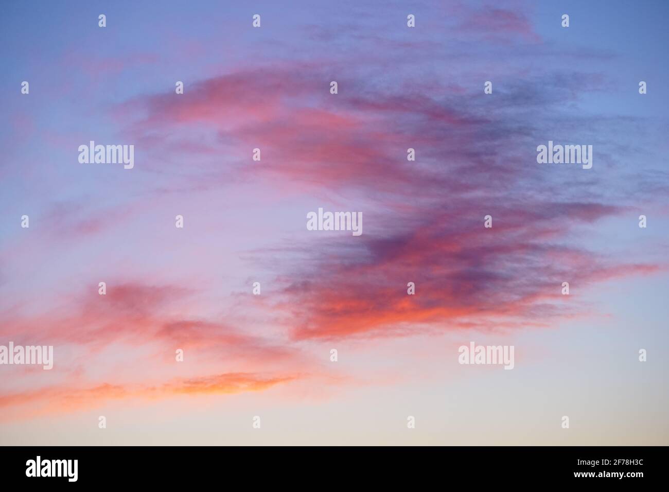 Rote Wolken auf dem Hintergrund des Sonnenuntergangs Stockfoto