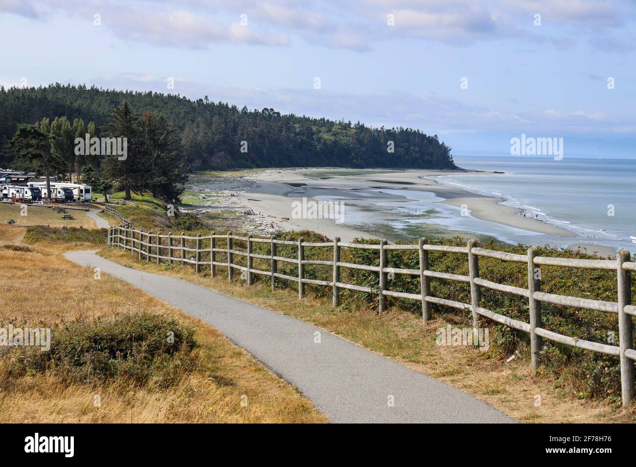 Blick von einem Wanderweg am Meer auf NAS Whidbey Island, Oak Harbor, WA Stockfoto