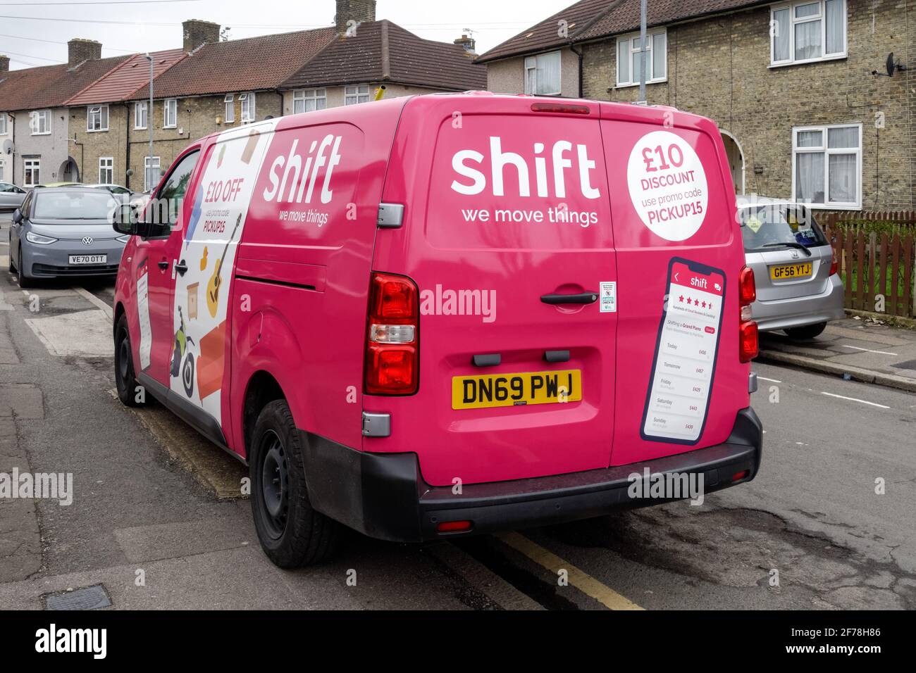 Schichtschicht-Liefer- und Umzugswagen in London, England Großbritannien Stockfoto