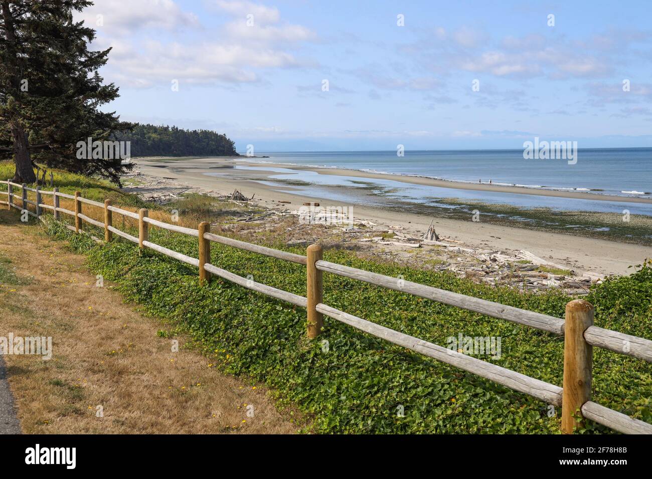 Blick von einem Wanderweg am Meer auf NAS Whidbey Island, Oak Harbor, WA Stockfoto