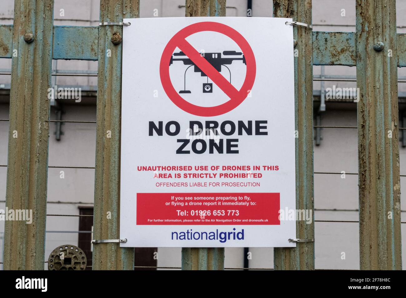 Kein Drohnenzonenschild, das Flugdrohnen über dem National Grid-Grundstück in London, England, Großbritannien, verbietet Stockfoto