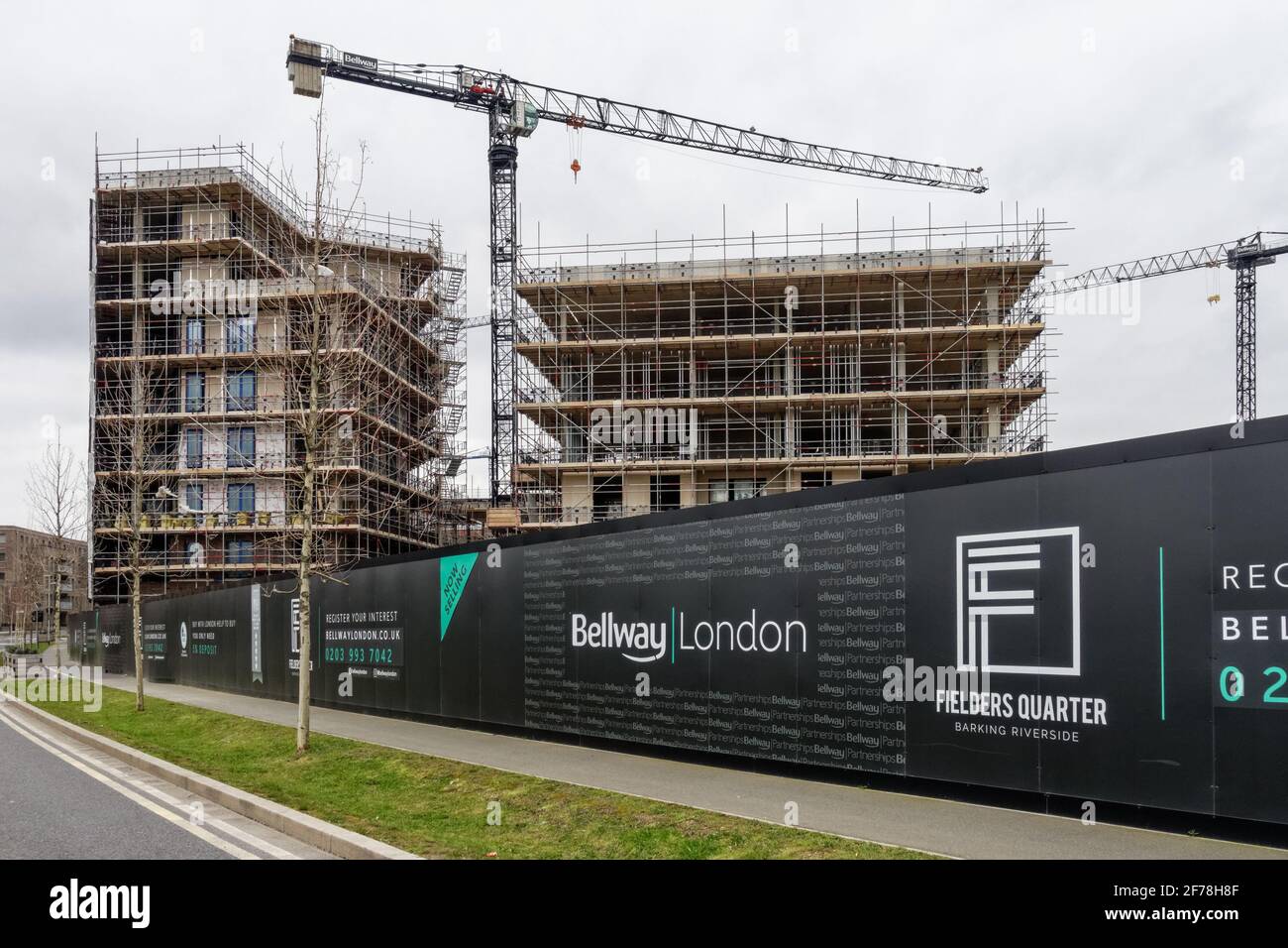 Bau von neuen Wohnblöcken durch Bellway in Barking Riverside, London England Vereinigtes Königreich Großbritannien Stockfoto