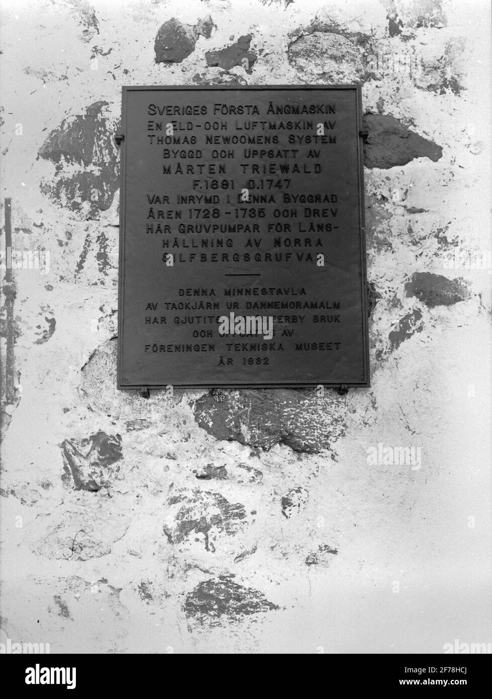 Das Technische Museum der Vereinigung stellte die Tafel an dem Haus auf, in dem Mårten Triewalds Feuer- und Luftmaschine untergebracht war, Dannemora. Stockfoto