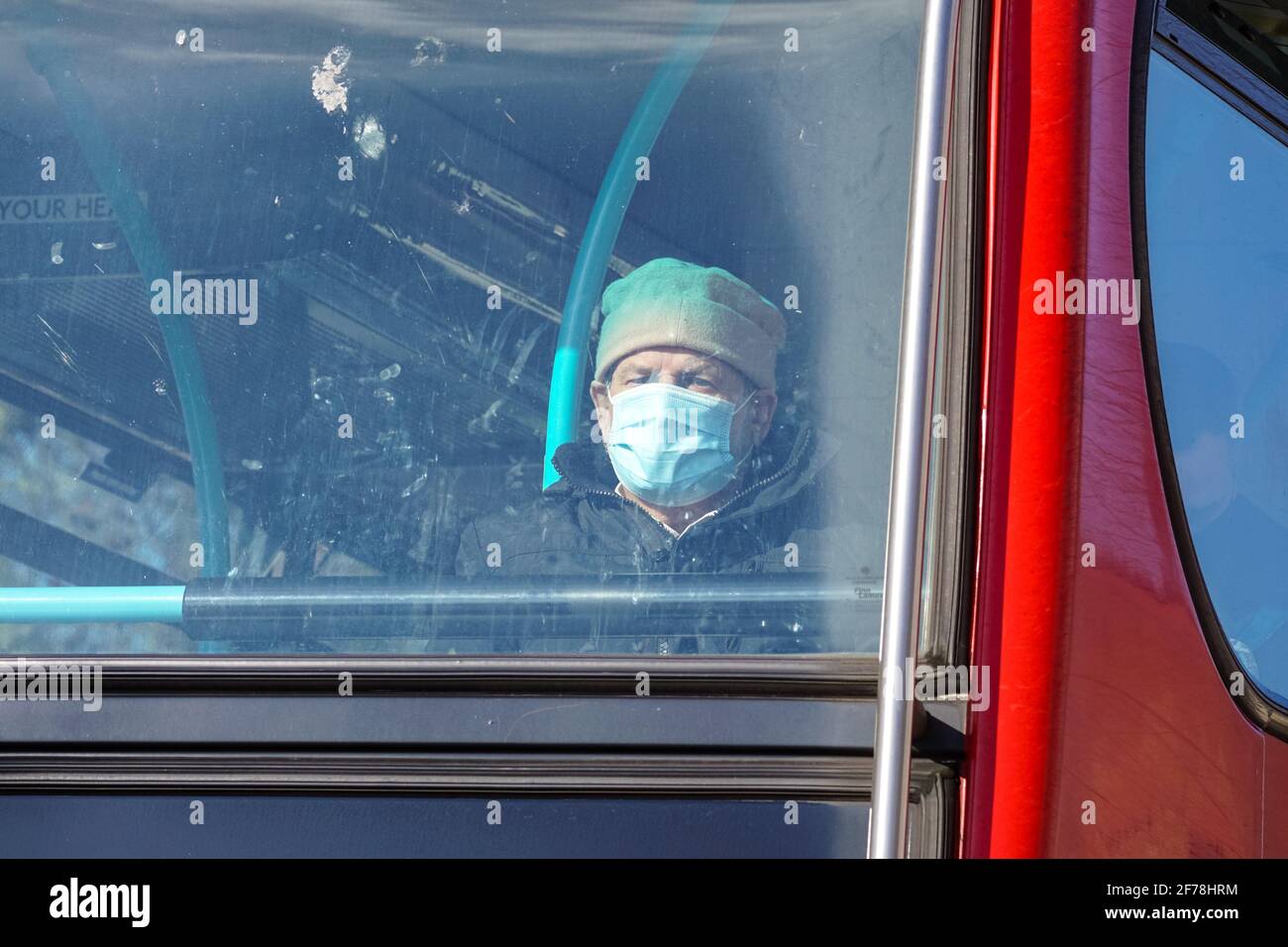 Mann mit Gesichtsmaske auf einem Londoner Bus, England Großbritannien Stockfoto