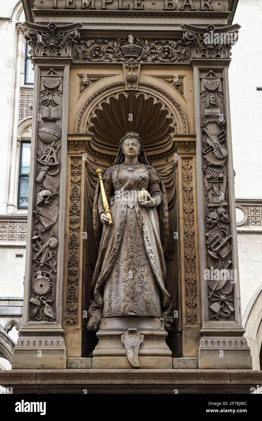 Temple Bar Memorial Sockel mit Statue der Königin Victoria auf der Fleet Street, London England Vereinigtes Königreich Großbritannien dekoriert Stockfoto