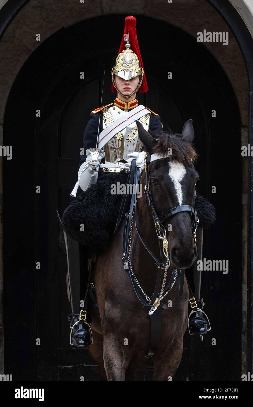 Eine montierte Trooper der Household Cavalry auf Horse Guards, Whitehall, London England United Kingdom UK Stockfoto
