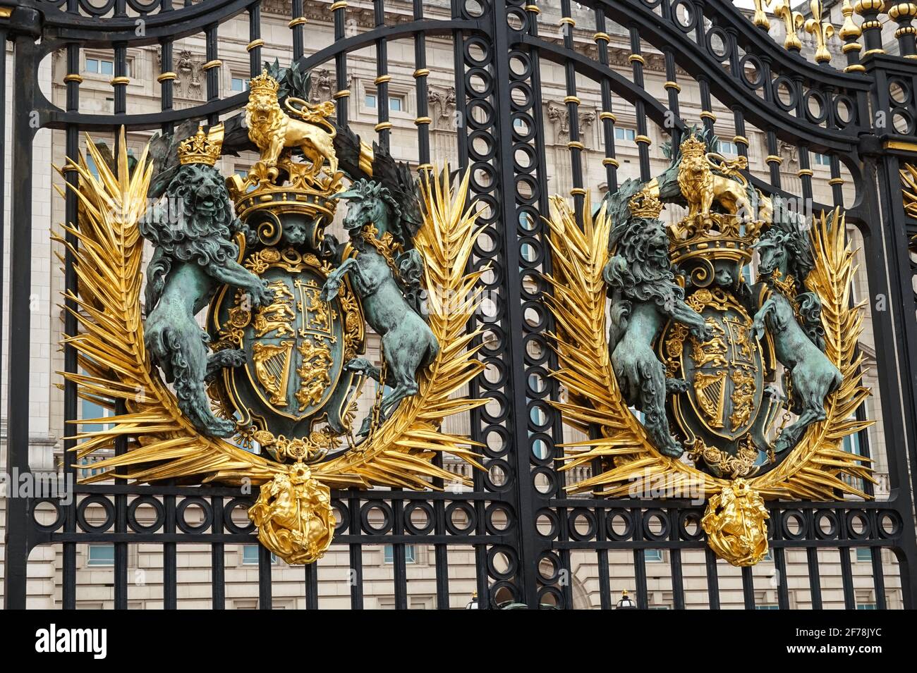 Royal Crest, königliches Wappen des Vereinigten Königreichs am Tor zum Buckingham Palace, London England Vereinigtes Königreich Großbritannien Stockfoto