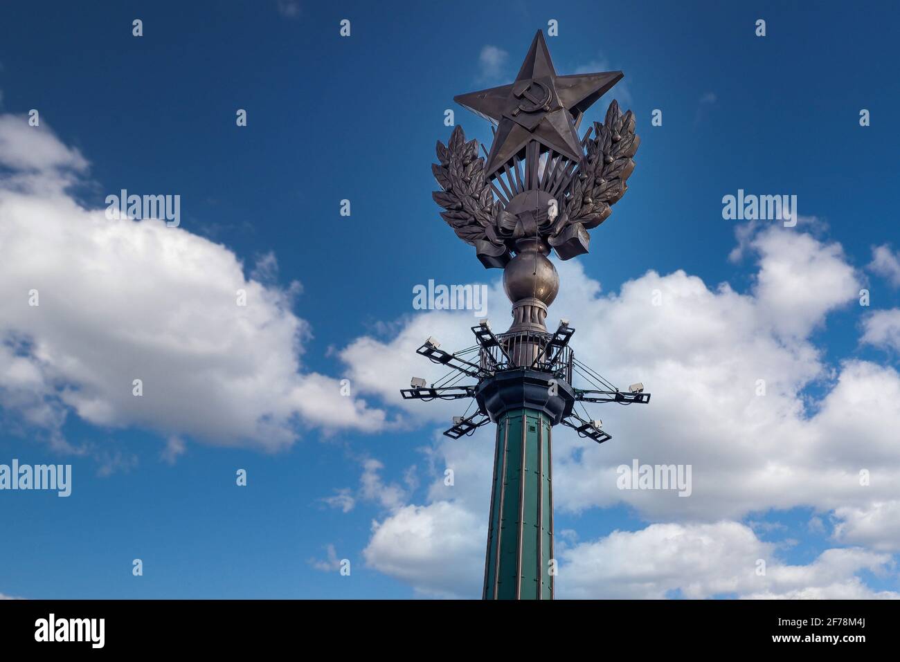 Der stalinistische Wolkenkratzer am Kotelnicheskaya-Damm in Moskau, Russland, April 2021. Hochwertige Fotos Stockfoto