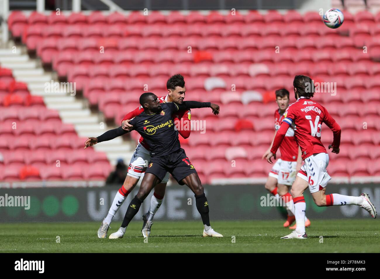 MIDDLESBROUGH, ENGLAND. 5. APRIL die Grant Hall von Middlesbrough und Ken Sema von Watford während des Sky Bet Championship-Spiels zwischen Middlesbrough und Watford im Riverside Stadium, Middlesbrough, am Montag, den 5. April 2021. (Kredit: Mark Fletcher, Mi News) Kredit: MI Nachrichten & Sport /Alamy Live Nachrichten Stockfoto