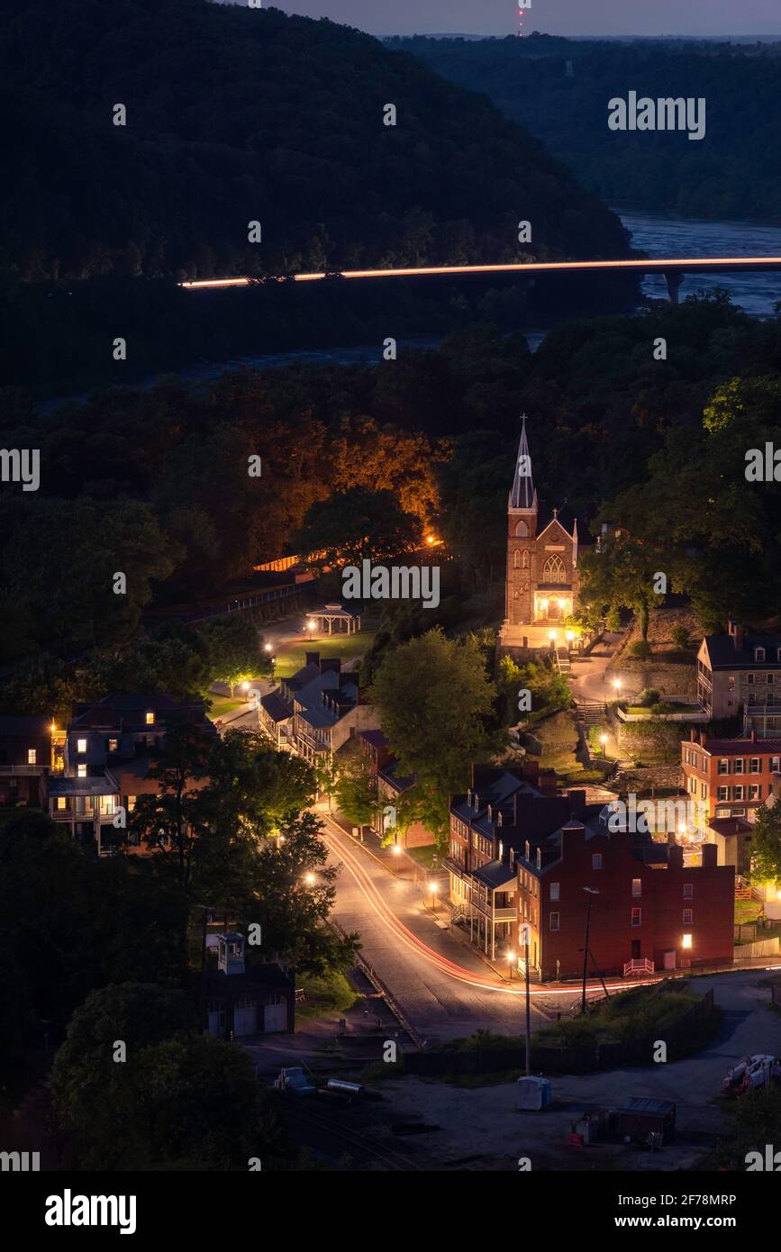 Blue Hour Light Trails bei einer Sommernacht auf Maryland Heights mit Blick auf die Stadt Harpers Ferry, West Virginia. Stockfoto