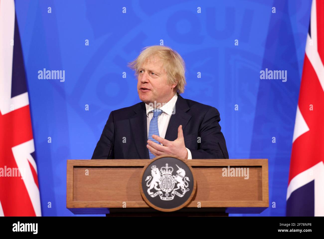 London, Großbritannien. April 2021. Der britische Premierminister Boris Johnson spricht am 5. April 2021 auf einer virtuellen Downing Street Pressekonferenz in London, Großbritannien. Johnson bestätigte am Montag, dass ab dem 12. April nicht mehr wichtige Geschäfte wieder geöffnet werden und dass Pubs und Restaurants wieder im Freien eröffnet werden, wenn Großbritannien den zweiten Schritt aus der COVID-Sperre macht. (Pippa Fowles/No 10 Downing Street/Handout via Xinhua) Quelle: Xinhua/Alamy Live News Stockfoto