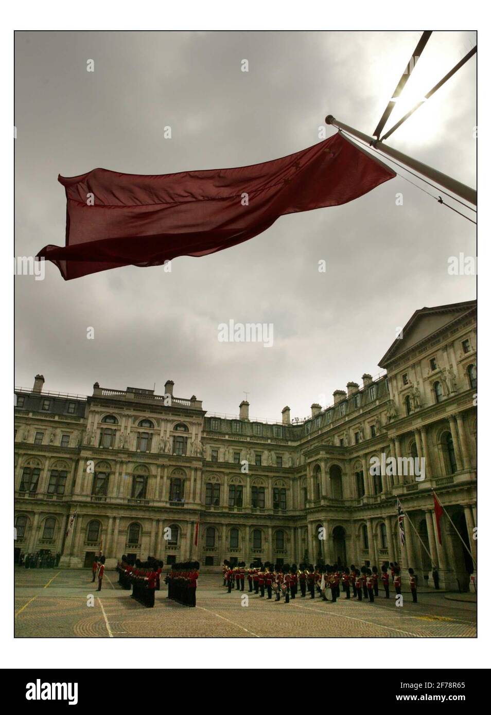 Tony Blair trifft den Premierminister des Staatsrates der Volksrepublik China, S.E. Herrn Wen Jiabao, im Hof des Foriegn Office, um die Ehrenwache, die Queens CO First Batalion Grenadier Guards, zu inspizieren.Bild David Sandison 10/5/2004 Stockfoto