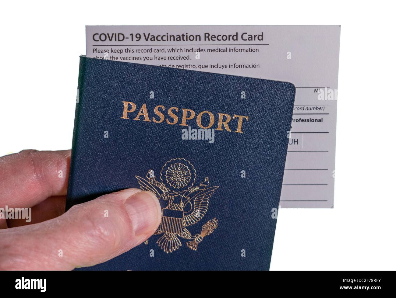 Senior man Hand hält USA Pass und Impfpass oder Aufnahmekarte für Coronavirus Stockfoto