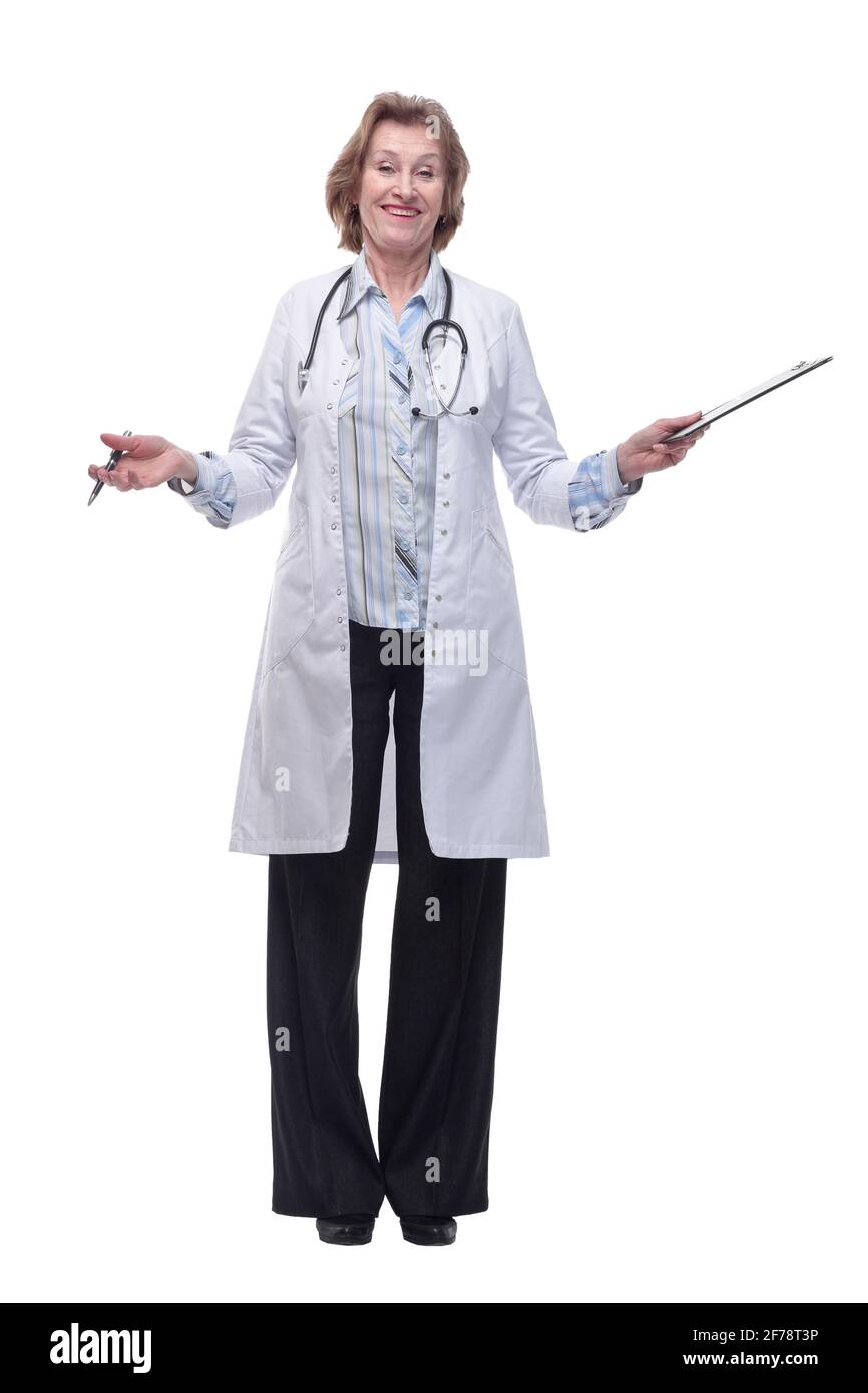 Glücklich lächelnde Ärztin mit Stethoskop und Clipboard Blick auf die Kamera, isoliert auf weißem Hintergrund Stockfoto