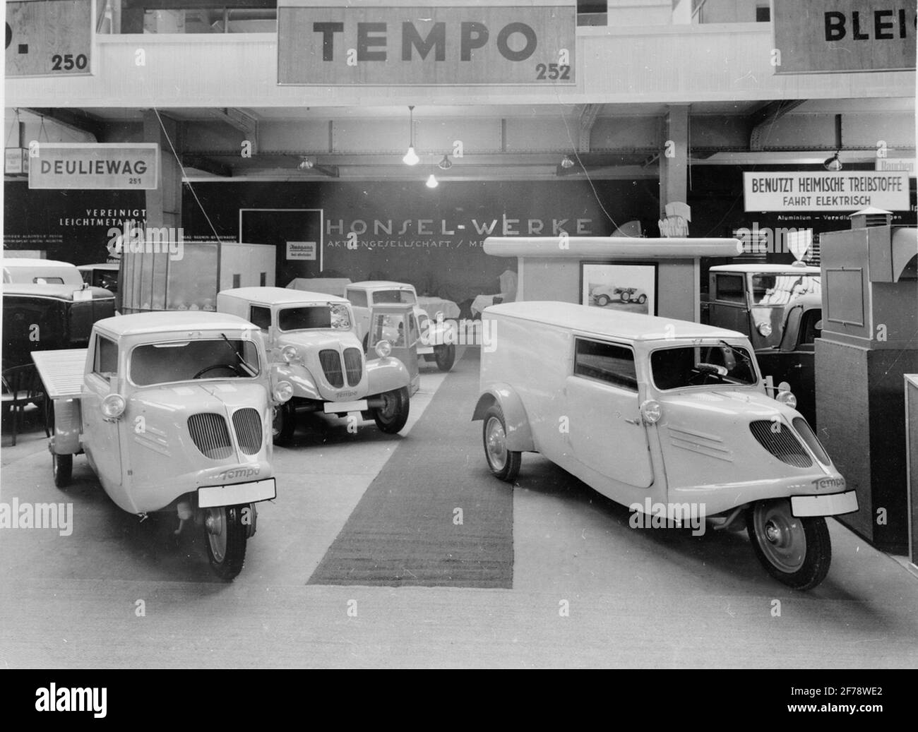 Tempobiles am Autoausgang. Stockfoto