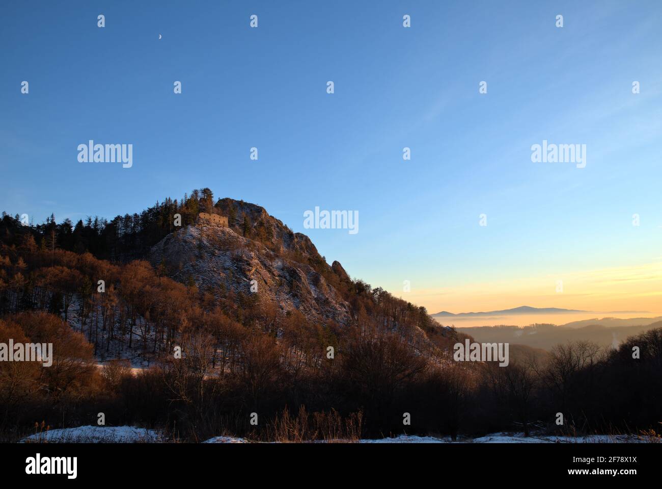 Ruinen der Burg Vrsatec bei Sonnenuntergang im Winter, Weiße Karpaten, Slowakei Stockfoto