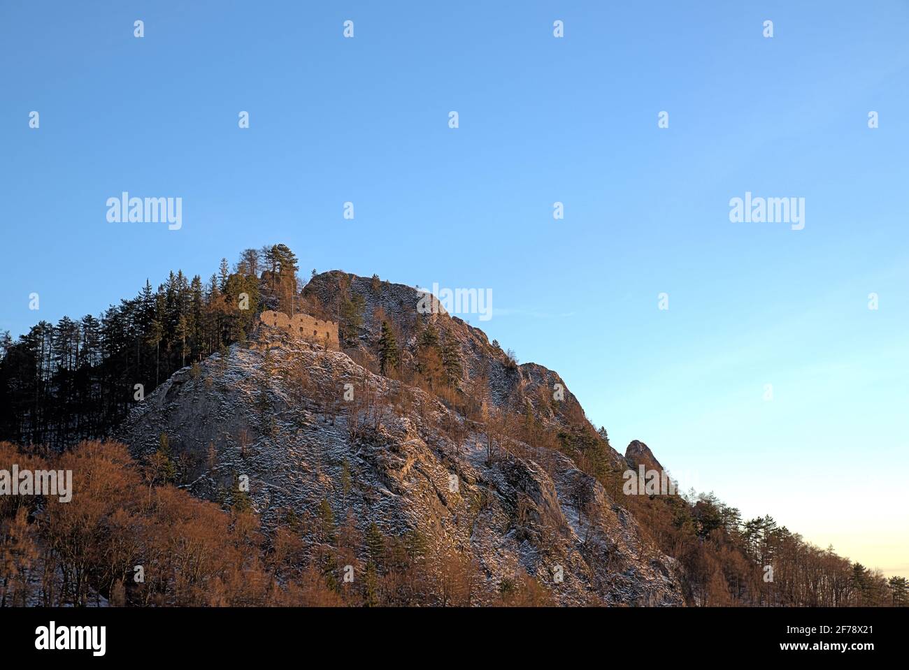 Ruinen der Burg Vrsatec bei Sonnenuntergang im Winter, Weiße Karpaten, Slowakei Stockfoto