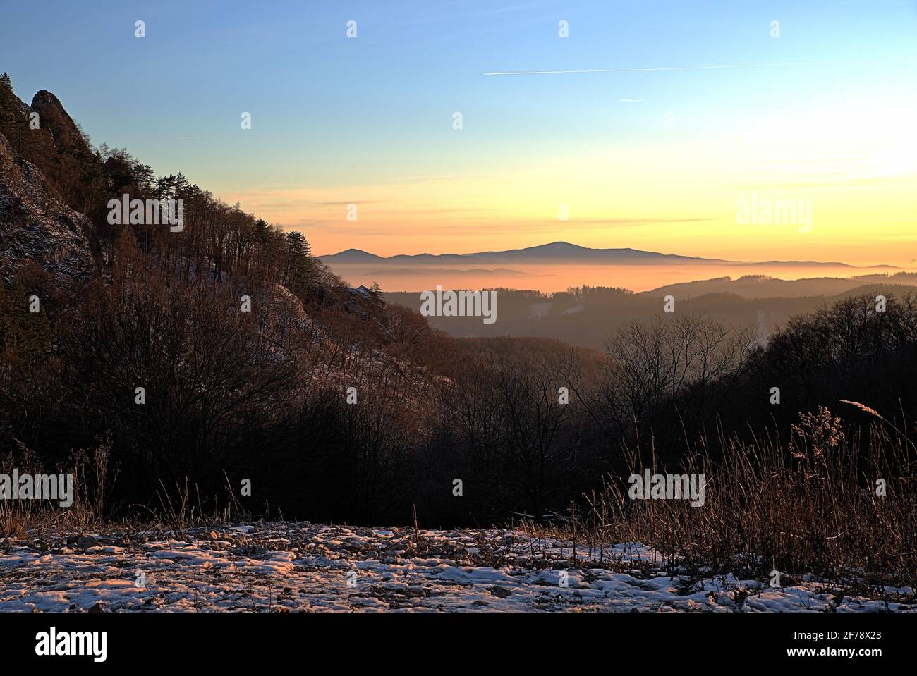Sonnenuntergang über dem Tal, Blick vom Hügel Vrsatec in den Weißen Karpaten Stockfoto