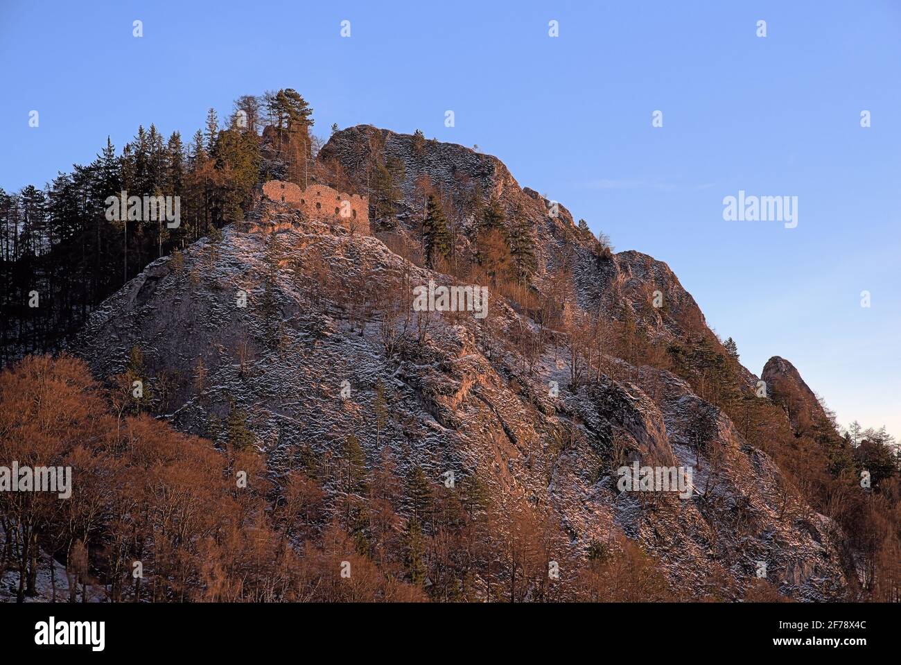 Ruinen der Burg Vrsatec im milden Winter, Slowakei Stockfoto