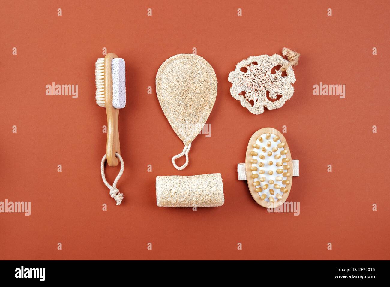 Natürlicher Reinigungsschwamm, Massagebürste, plastikfrei, Bambus- und Holzset, Öko-Badartikel. Nachhaltiges Lifestyle-Konzept. Stockfoto