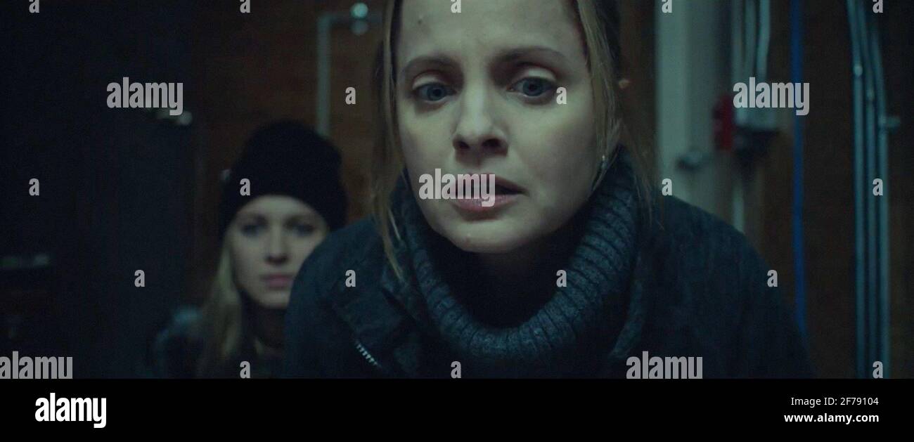 Eingesperrt Von Links Jasper Polish Mena Suvari 2021 C Saban Films Courtesy Everett Collection Stockfotografie Alamy