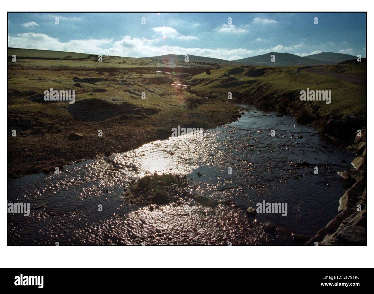 Wandern auf Dartmoor. Die Militärs nutzen große Flächen des Moores für die Ausbildung und schließen Land für die Öffentlichkeit ab. Stockfoto