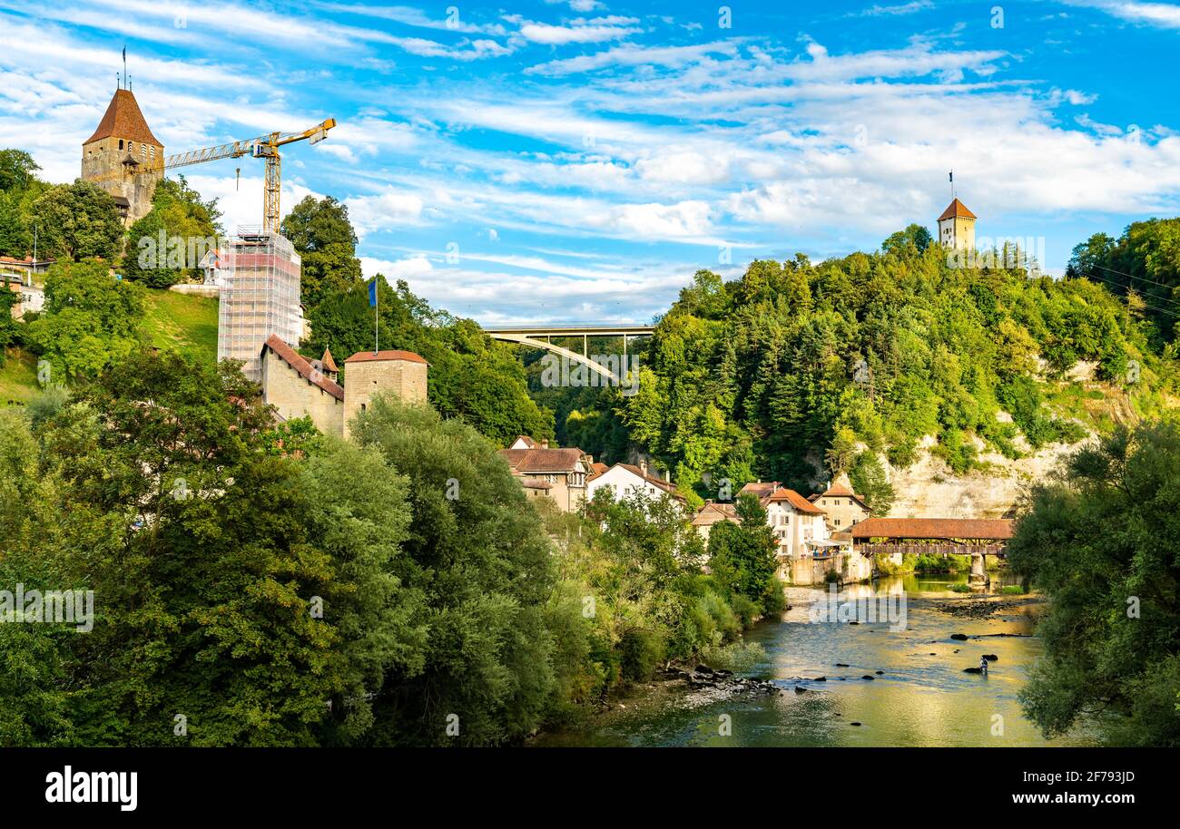 Die Sarine mit überdachter Brücke in Fribourg, Schweiz Stockfoto