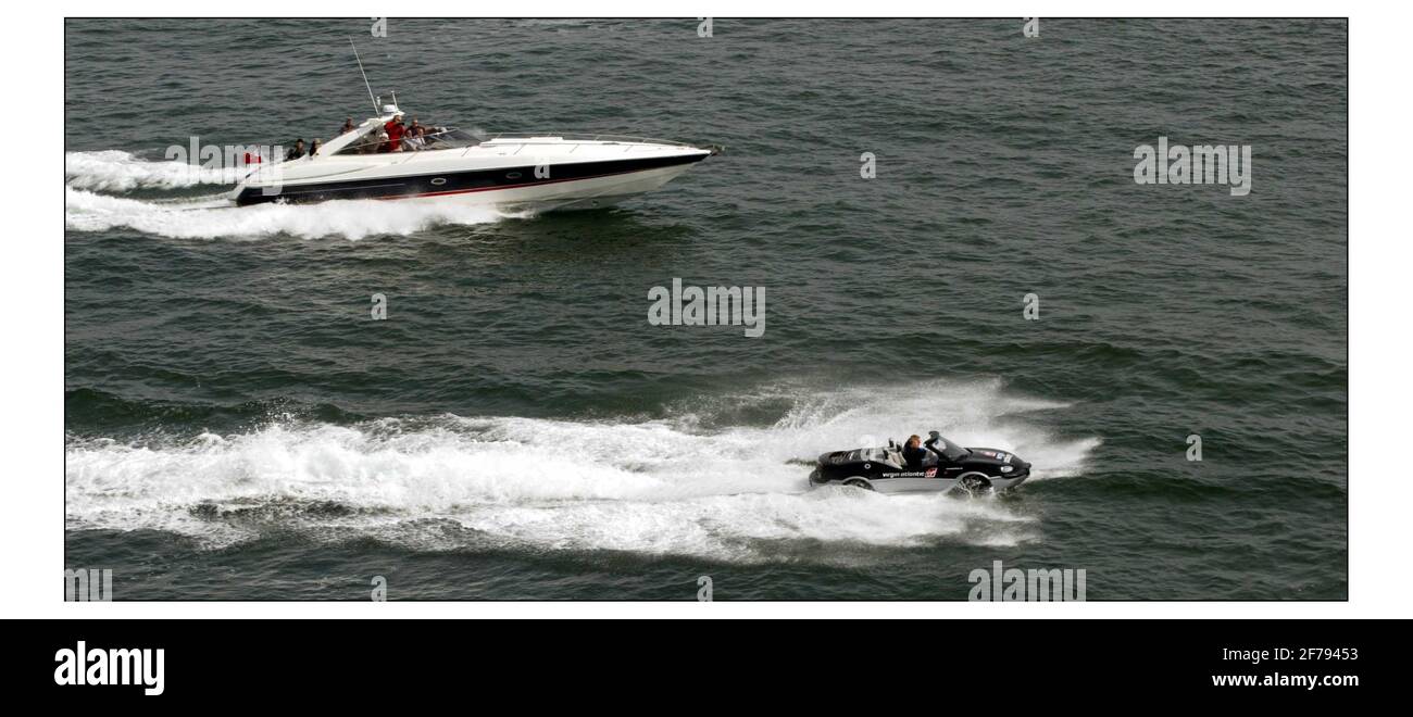 Richard Branson fährt seine Gibbs Aquada während seiner Rekordzeit Über den Kanal von Dover nach Calais.pic David Sandison 14/6/2004 Stockfoto