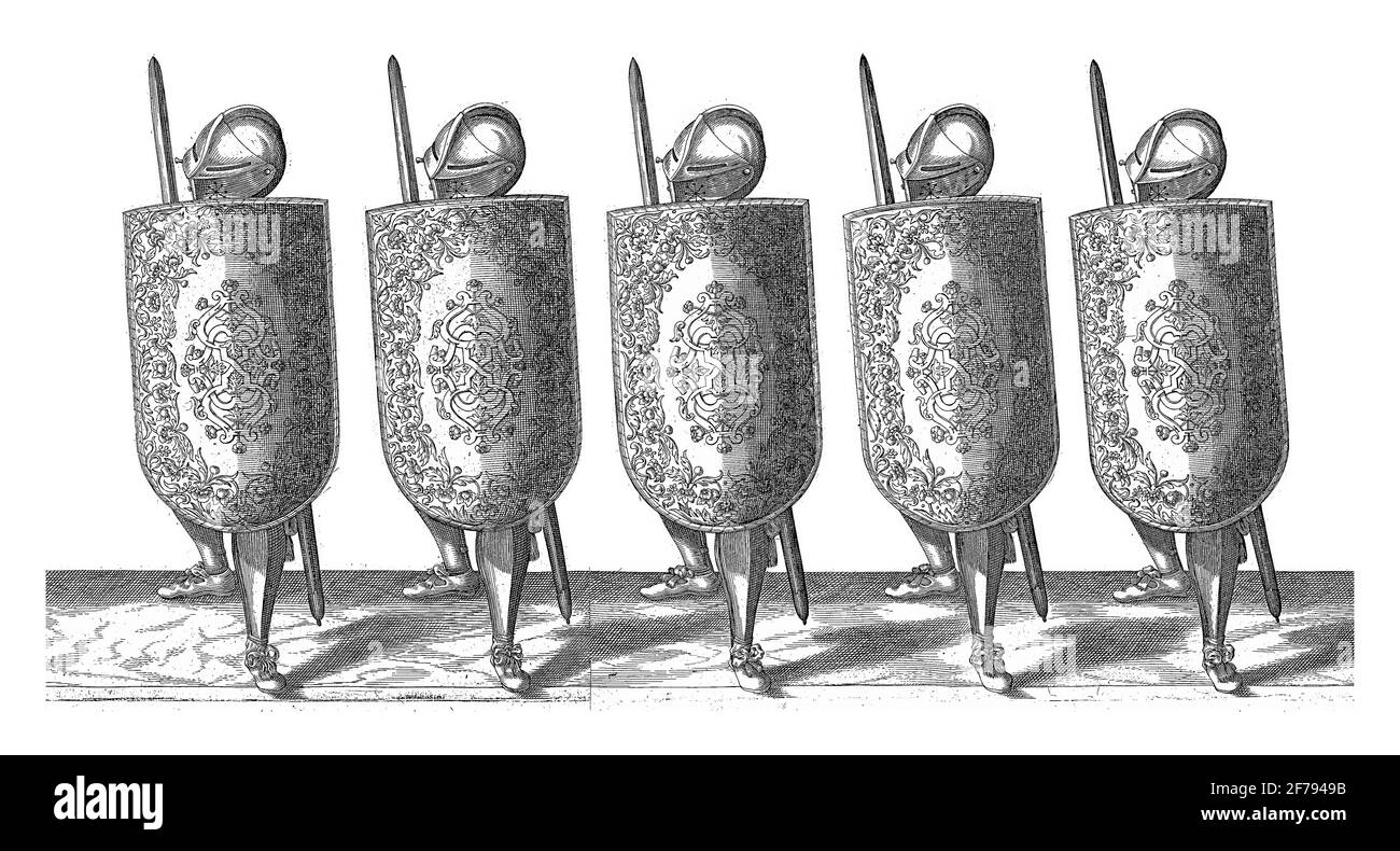 Die Übung mit Targe und Vergewaltiger: Fünf Soldaten stehen Seite an Seite in einer Linie mit Targe und Vergewaltiger vor der Brust und dem linken Fuß Stockfoto