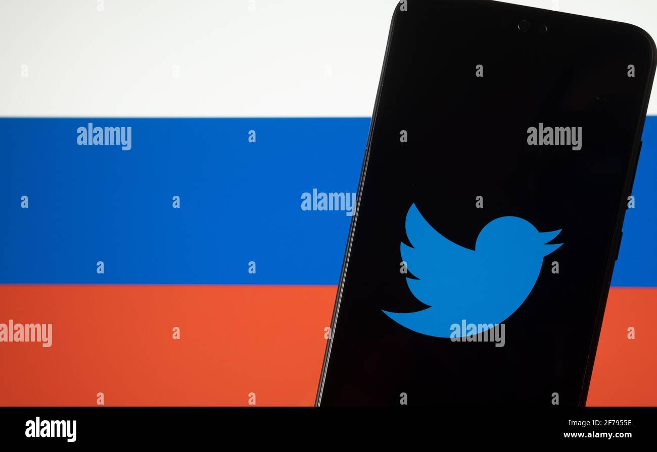 Twitter-Logo auf dem Smartphone-Bildschirm und verschwommene Flagge Russlands auf der Rückseite zu sehen. Konzept. Stafford, Großbritannien, 6. April 2021. Stockfoto