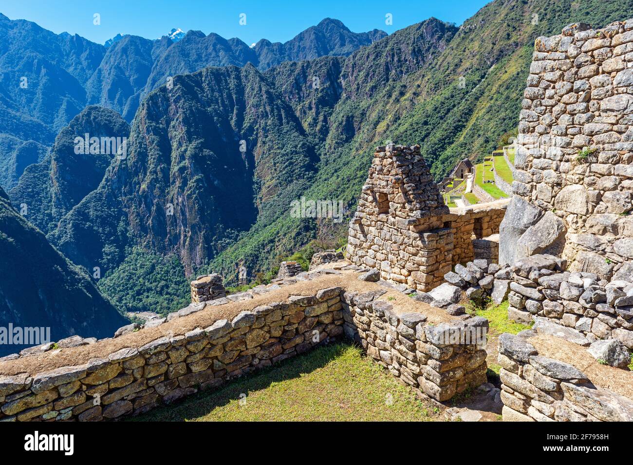 Alte inka-Häuser inmitten der Anden, Machu Picchu, Cusco, Peru. Stockfoto